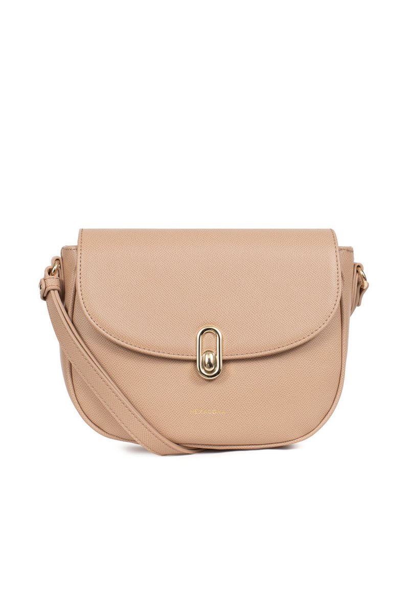 Borsa a tracolla beige con finitura testurizzata, patta curvata, hardware dorato e tracolla regolabile. Presenta una chiusura centrale a gancio.