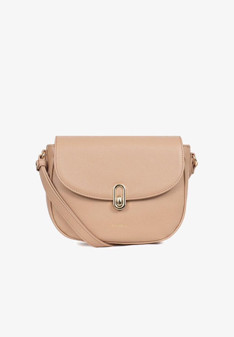 Borsa a tracolla beige con finitura testurizzata, patta curvata, hardware dorato e tracolla regolabile. Presenta una chiusura centrale a gancio.