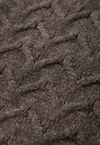 Tessuto a maglia marrone con texture, caratterizzato da un motivo geometrico in rilievo, dall'aspetto morbido e caldo e uno spessore uniforme su tutta la superficie.