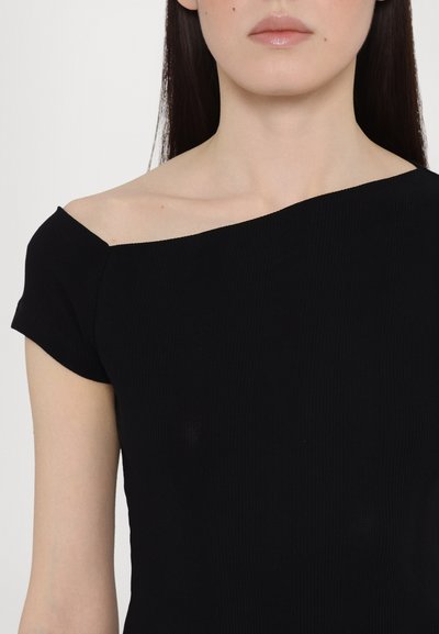 Top negru cu model cu nervuri, off-the-shoulder, prezentând mâneci scurte și un design ajustat. Materialul pare moale și are o textură subtilă.