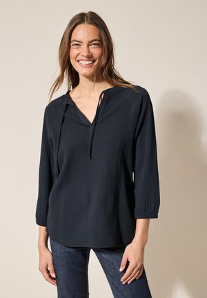 Donkerblauwe, lichtgewicht blouse met een gestructureerde afwerking, v-hals en verstelbaar koord. Driekwartmouwen met geplooide manchetten.