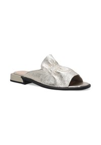 Zilveren metallic open teen slippert met een gegatherde bovenkant, platte zool en een contrasterend zwart accent op de hak.