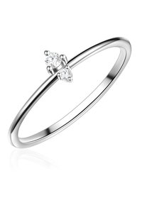 Strieborný prsteň s úzkym pásom, ktorý obsahuje dva okrúhle briliantové diamante osadené v držiakoch, ukazujúci minimalistický dizajn.