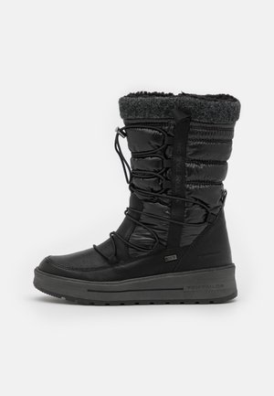 Czarne ocieplane zimowe buty z wyściełaną cholewką, sztucznym futrem, regulowanymi sznurowadłami i teksturowaną gumową podeszwą. Logo po boku.