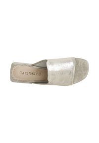 Infradito metallizzati grigio chiaro con punta aperta, caratterizzati da una ampia parte superiore in satin e un pannello frontale con texture scamosciata. Design con tacco piatto.