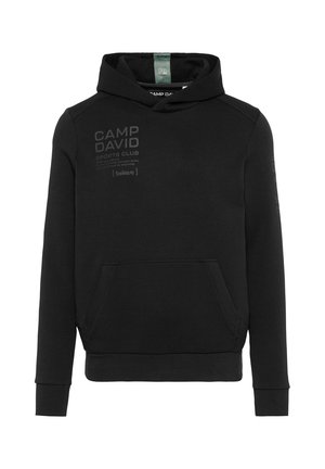 Hanorac negru cu glugă, având o buzunar frontal, manșete elastice și text imprimat pe piept și mâneci. Textură de țesătură netedă.