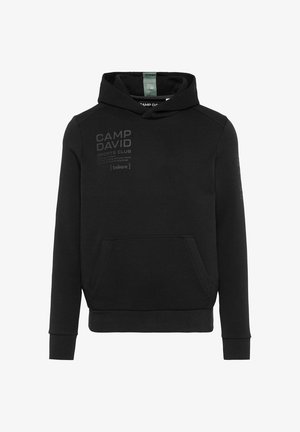 Černá mikina s kapucí, vybavená přední kapsou, elastickými manžetami a potiskem na hrudi a rukávech. Hladký textilní povrch.