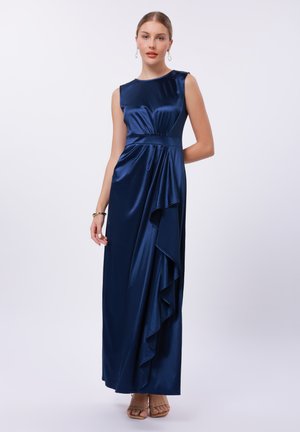 Navy Satin Maxikleid mit Rundhalsausschnitt, ärmellosem Design und asymmetrischem, gerafftem Saum. Glatte Textur und taillierte Details.