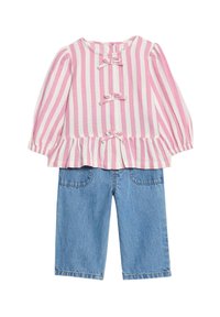 Top de algodón a rayas en rosa y blanco con dobladillo con volantes y cierres de gancho y bucle, combinado con pantalones de mezclilla de pierna ancha en azul con bolsillos.