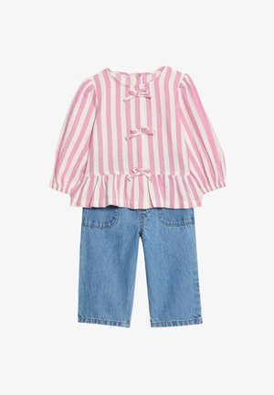 Top de algodón a rayas en rosa y blanco con dobladillo con volantes y cierres de gancho y bucle, combinado con pantalones de mezclilla de pierna ancha en azul con bolsillos.