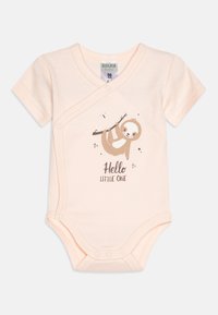 Bodysuit de bebé em algodão rosa claro com mangas curtas, design cruzado e gráfico de sloth com o texto "Olá Pequeno" embaixo.
