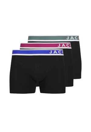 Drei Paare schwarze Boxershorts. Jede hat einen kontrastierenden farbigen Bund: grün, lila und blau, mit weißen Buchstaben. Aus Baumwollstoff.