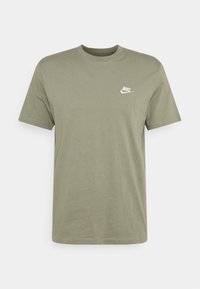 Olivově zelené bavlněné tričko s kulatým výstřihem a krátkými rukávy. Obsahuje malé bílé logo Nike na levé hrudi.