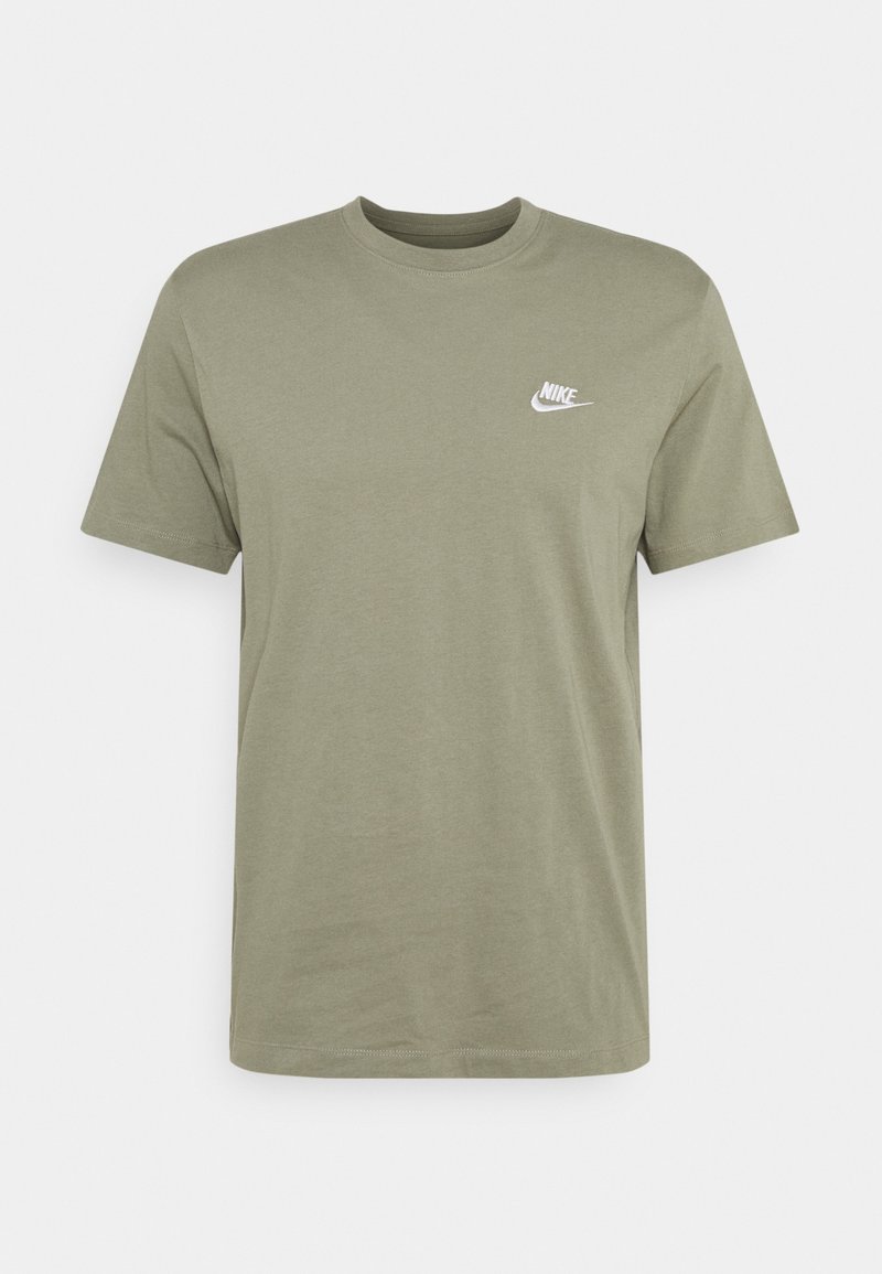 Olivově zelené bavlněné tričko s kulatým výstřihem a krátkými rukávy. Obsahuje malé bílé logo Nike na levé hrudi.