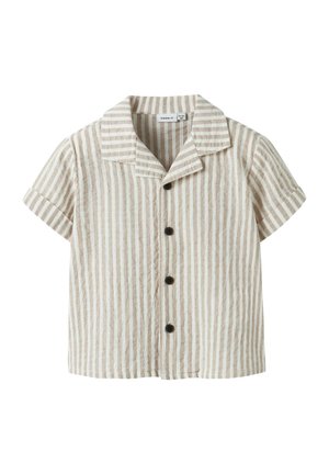 Camicia a maniche corte con colletto di un beige chiaro e righe bianche. Presenta bottoni neri e una vestibilità comoda. Tessuto con una texture simile al cotone.