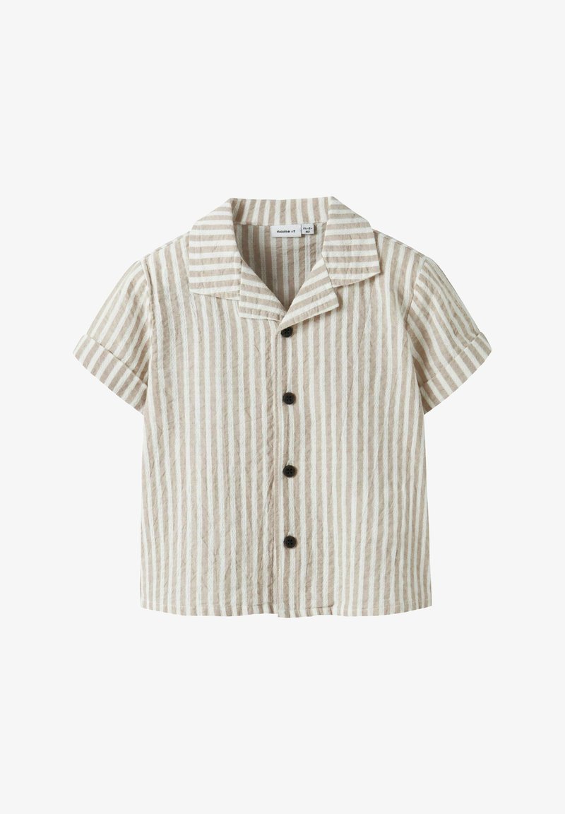 Camisa de manga corta y cuello en color beige claro con rayas blancas. Presenta botones negros y un corte relajado. Tejido con textura similar al algodón.