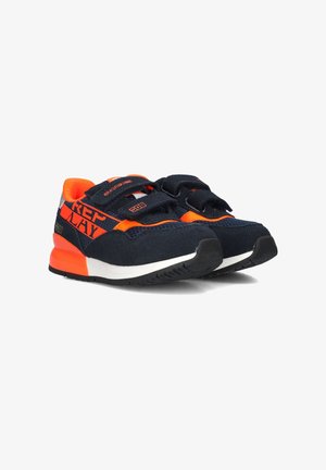 Marineblauwe sneakers met oranje accenten, met een bovenwerk van mesh en suede, klittenbandsluitingen, en een witte rubberen zool met zwarte profiel.