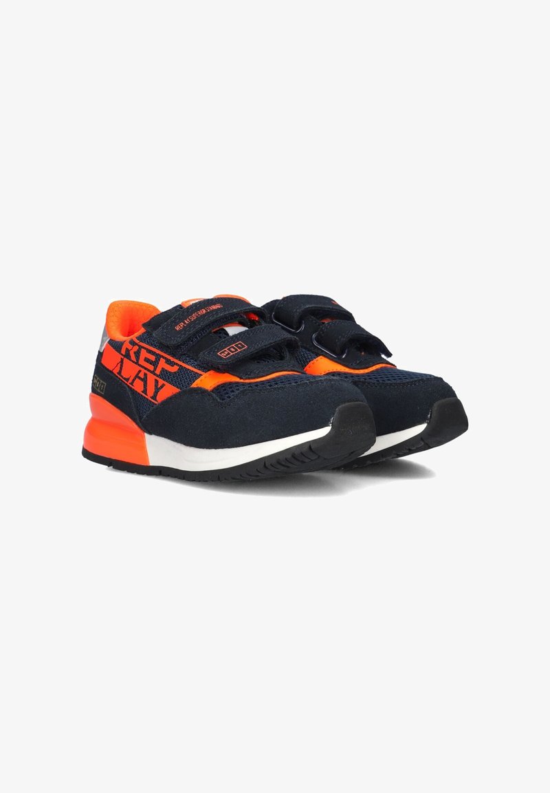 Marineblauwe sneakers met oranje accenten, met een bovenwerk van mesh en suede, klittenbandsluitingen, en een witte rubberen zool met zwarte profiel.