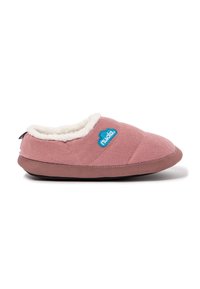Zapatilla de corral de color rosa suave con un forro de felpa blanca, punta redondeada y suela de goma. Presenta un logo de nube azul en el lateral.