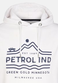Biela mikina s kapucňou na stiahnutie, so námorníckym grafickým dizajnom zahŕňajúcim hory, slnko a text "PETROL IND."
