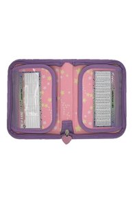 Il portaset di colore viola con cerniera presenta un interno in tessuto rosa a motivo di stelle, scomparti per un piano di lezione e una scheda del tavolo di moltiplicazione.