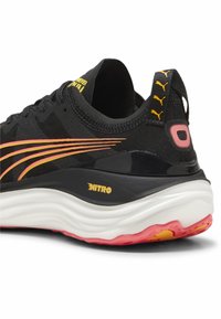 Puma FOREVER NITRO - Tekaški copati za cesto - black sunset glow sun stream