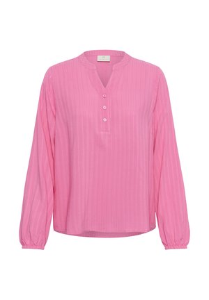 Blouse rose à manches longues avec de fines rayures verticales, col en V, trois boutons sur la patte de boutonnage et poignets élastiques.