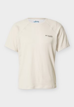 Εκρού κοντομάνικο μπλουζάκι Columbia Titanium με στρογγυλή λαιμόκοψη και μικρό λογότυπο στο αριστερό στήθος, παρουσιάζεται σε λευκό φόντο.