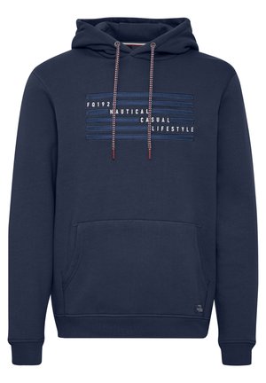 Tumed sinine kapuutsiga sviiter, millel on ees känguru tasku, triibulised graafikad ja kontrastsed paelad. Valmistatud pehmest kangast.