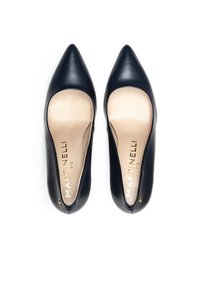 Scarpe con tacco in pelle nera, con punta affusolata e lati aperti. L'interno presenta una soletta beige con il marchio dorato "Martinelli".