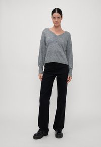 Vero Moda Tall VMJUPITER V NECK PULLOVER  - Pulover - medium grey melange