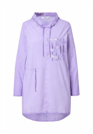 Giacca con cappuccio di lavanda con cordino, tasche frontali e accenti di testo stampati. Realizzata in tessuto leggero con vestibilità ampia.