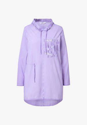 Giacca con cappuccio di lavanda con cordino, tasche frontali e accenti di testo stampati. Realizzata in tessuto leggero con vestibilità ampia.