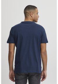 T-shirt a maniche corte blu navy in cotone, con collo tondo e retro semplice senza decorazioni o fantasie.