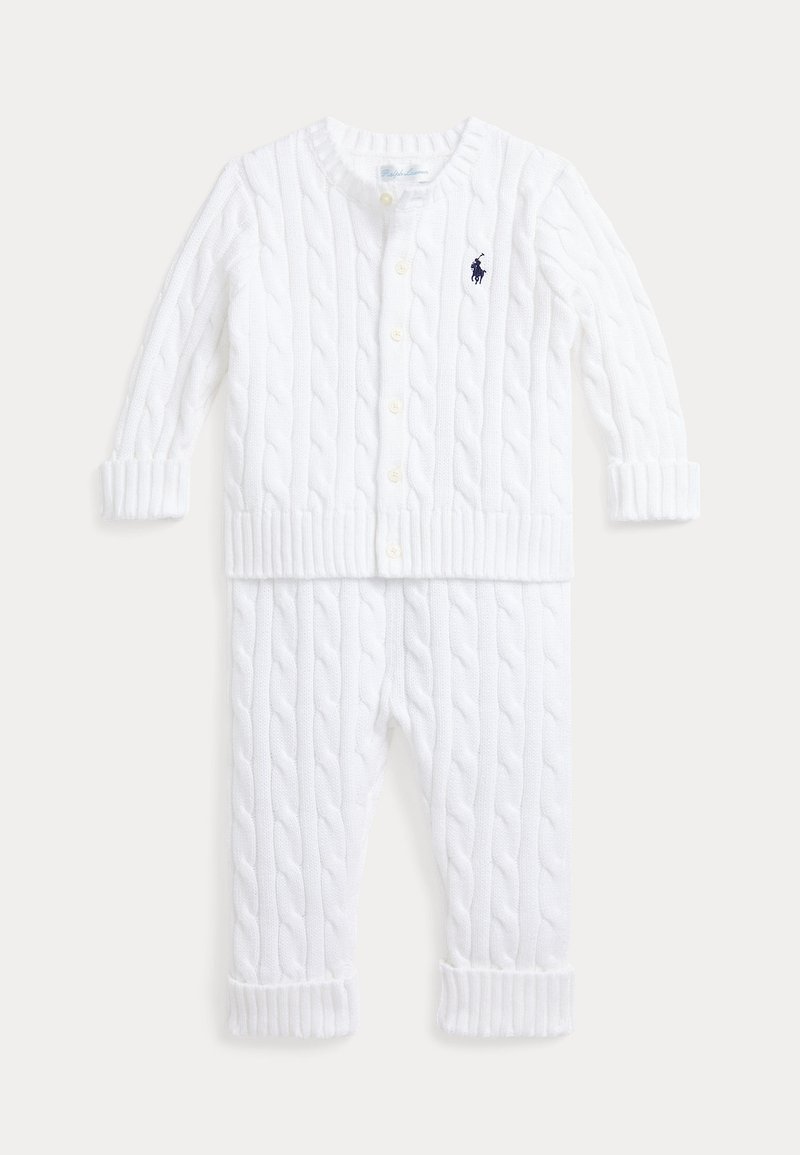 Biely kabátikový baby set sveter a nohavice so zapínaním na gombíky vpredu a malým vyšívaným logom na ľavej hrudi.