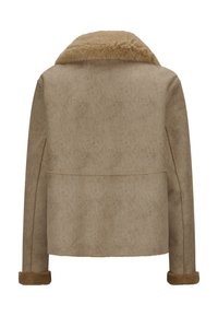 Beige Jacke mit Kunstfellfutter und Fischgratmuster. Sie hat einen breiten Kragen, schlichte Bündchen und einen geraden Schnitt mit Nahtdetails auf der Rückseite.
