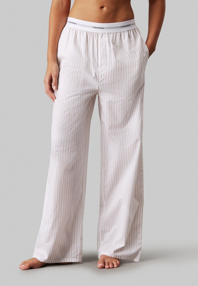 Gestreepte pyjamabroek van lichtgewicht stof; heeft een elastische tailleband met logo en een relaxte, wijde pasvorm. Kleur: wit met lichte strepen.