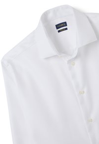 Camicia da uomo bianca a maniche lunghe con colletto aperto e tre bottoni visibili, etichettata "PIOMBO Regular" all'interno del colletto.