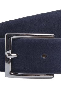 Cinturón de ante azul marino con una hebilla rectangular de metal plateado y un acabado texturizado, que cuenta con un agujero para ajuste en la correa.