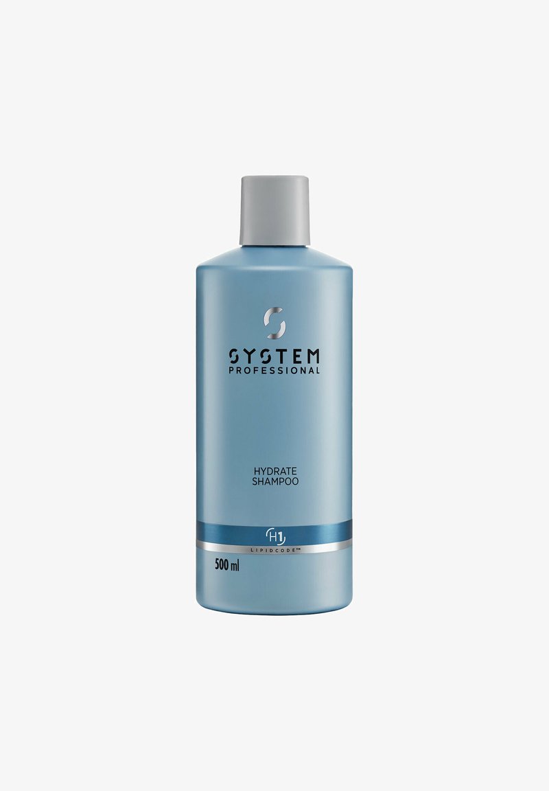Blaue Kunststoffflasche mit System Professional Hydrate Shampoo, 500 ml. Verfügt über einen grauen Deckel, einen silbernen Akzentstreifen und schwarzen Text auf der Vorderseite.