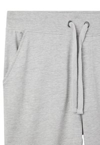 Pantaloni grigi in felpa di morbido jersey, con vita elastica e cordino, e tasche laterali. Texture liscia con dettagli minimi.