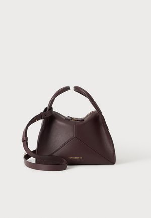 Dunkelbraune Ledertasche mit geschwungenen Griffen, verstellbarem Riemen und goldenem Reißverschluss oben vor weißem Hintergrund.