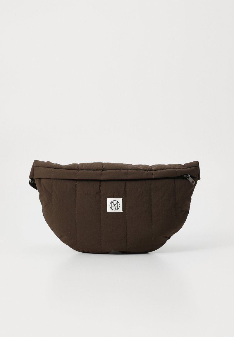 Sac à épaule matelassé marron avec patch logo, forme arrondie, tissu texturé et fermeture zippée. Design compact, adapté à un usage décontracté.