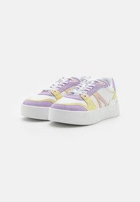 Fioletowe i żółte zamszowe sneakersy z białymi akcentami, charakteryzujące się masywną białą podeszwą, sznurowanym designem oraz okrągłym noskiem.
