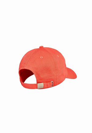 Rode katoenen baseballpet met een gebogen klep, verstelbare band en metalen gesp aan de achterkant. Bevat kleine ventilatiegaatjes.