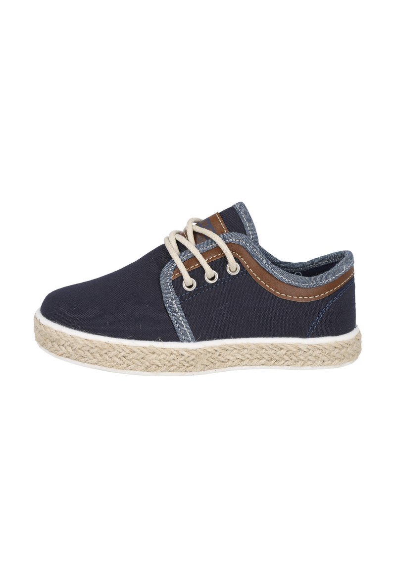 Zapatilla de lona navy con cordones beige, suela de yute trenzado y acentos de cuero en contraste en el lateral. Punta redondeada y diseño de corte bajo.