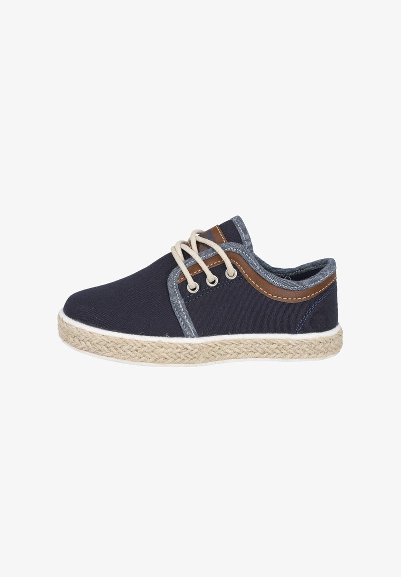 Zapatilla de lona navy con cordones beige, suela de yute trenzado y acentos de cuero en contraste en el lateral. Punta redondeada y diseño de corte bajo.