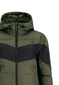 Groene en zwarte gewatteerde jas met een hoge kraag, ritssluiting, verstelbare koorden en een chevrondesign op de borst.