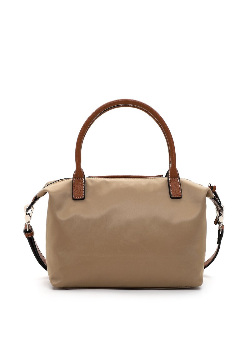 Bolso de mano de nailon beige con detalles en cuero marrón, doble asa, correa de hombro ajustable y cierre de cremallera. Textura suave, forma simple.