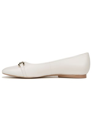 Witte leren balletschoenen met een spitse neus en een klein details van goudkleurig hardware op de wreef. Platter zool ontworpen voor comfort.